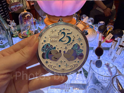 25周年デザインのコンパクトミラー