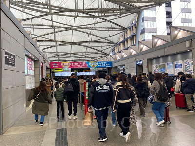 ユニバーサルシティ駅の構内