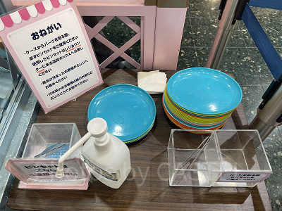 パーツを取るときに使うピンセットとプレート