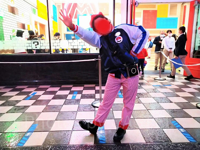 マリオカフェでゲストを迎えるクルー