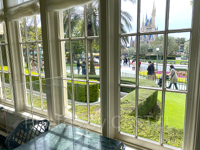 クリスタルパレス・レストランの窓際席