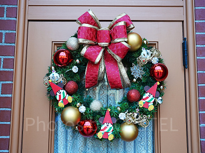 パーク内に飾られたリルリンリンのオーナメントがついたデコレーション