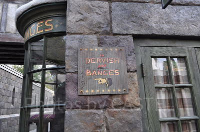 ハリー・ポッターエリアの「ダービッシュアンドバングズ」の看板／USJ