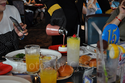 デザートにサンジから愛のこもったソースが添えられる／サンジの海賊レストラン2019