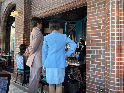 佐藤刑事&高木刑事が席の近くに!