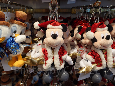 ディズニークリスマスグッズ2022：ぬいぐるみバッジ（ミッキー）