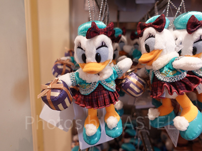 ディズニークリスマスグッズ2022：ぬいぐるみバッジ（デイジー）