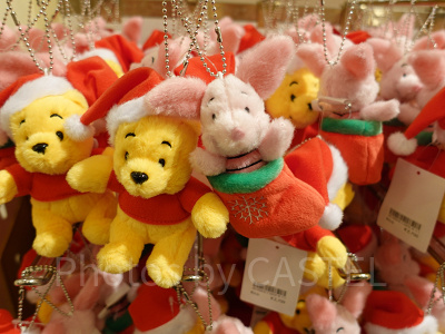ディズニークリスマスグッズ2022：ぬいぐるみバッジセット（プー＆ピグレット）