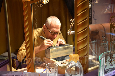 ディズニーのガラスグッズには名入れが可能