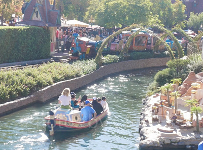 カリフォルニアアナハイムディズニーのアトラクション：おとぎの国のカナルボート