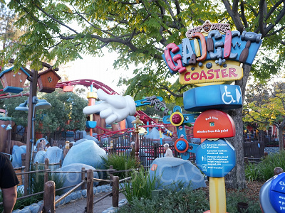 カリフォルニアアナハイムディズニーのアトラクション：チップ＆デールのガジェットコースター