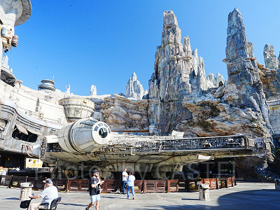 カリフォルニアアナハイムディズニー：巨大なミレニアムファルコン号