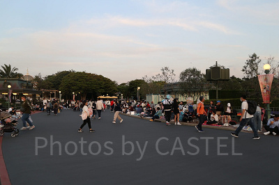 ディズニーランド5月混雑状況レポート:シンデレラ城前プラザ(18:30頃)