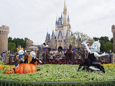 2025年のディズニーランドのハロウィンデコレーション