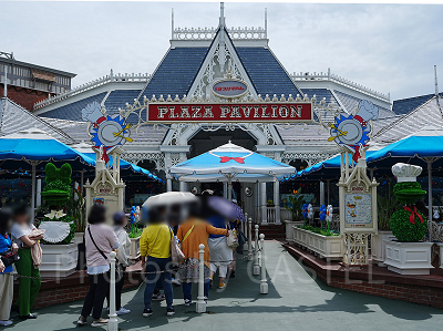 プラザパビリオン・レストランのドナルドのクワッキー・ダックシティのデコレーション