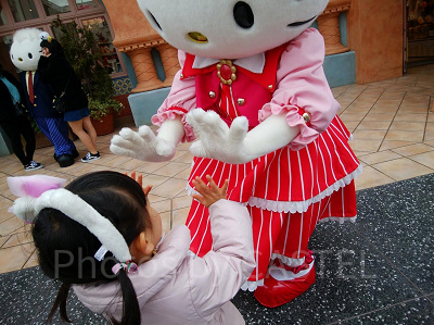 おめかししたキティちゃんとハイタッチ／USJ