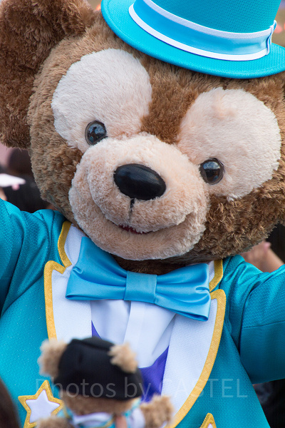 通路を歩くダッフィー