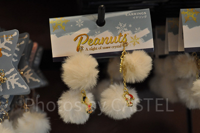 ポンポンつきイヤリング