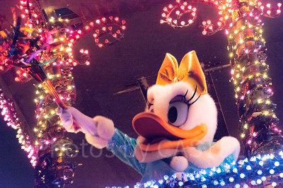 エレクトリカルパレード デイジー(TDL・夜) 設定:78㎜ SS1/100 F5.3 ISO3200 (トリミングあり)