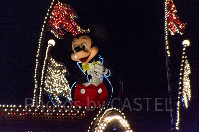 エレクトリカルパレード ミッキー(TDL・夜) 設定:300㎜ SS1/100 F6.3 ISO2000 (トリミングあり)