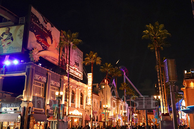 ユニバの夜はネオンの光を楽しんで