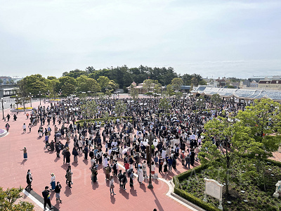 最新】ディズニー開園待ち徹底ガイド！早まる開園時間！何時から並ぶべき？混雑状況や入園の流れを解説！