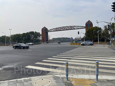 「上海国際リゾート駅」3番出口を出て左折した先にある交差点！ゲートを背に左折！