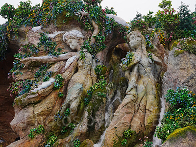 パーク内からつながる入口のそばにあるアナとエルサの像