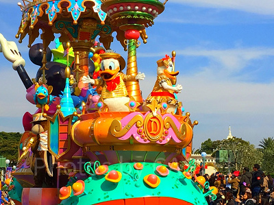 ドナルド、デイジー、プルートが乗ったフロート