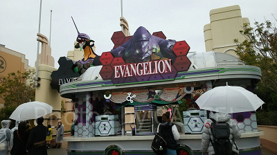 スペースファンタジーザライド前のフードカート(写真は期間限定「エヴァンゲリオン」バージョン)