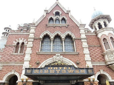 ホテルハイタワーの正面