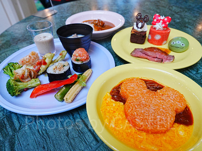 （右手前）ハッシュドビーフライス、エッグ添え