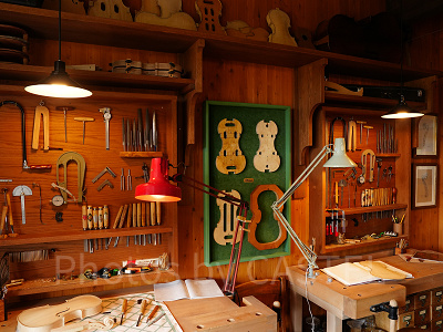 地球屋内のバイオリン工房