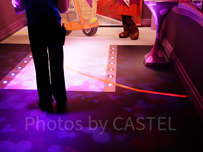 線の外側から距離を保ってグリーティング