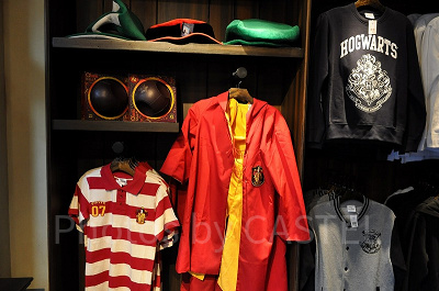 ハリー・ポッターエリアで販売されているグリフィンドール寮のクィディッチ選手用ユニホームなど/USJ