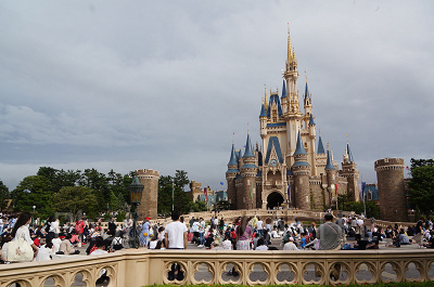 シンデレラ城前でキャラクターグリーティングを待つゲスト