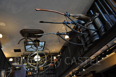 ハリーポッターエリアのディスプレイ「魔法の箒」／USJ