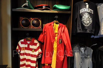 ハリーポッターエリアの店内ディスプレイ(クィディッチグッズ)/USJ