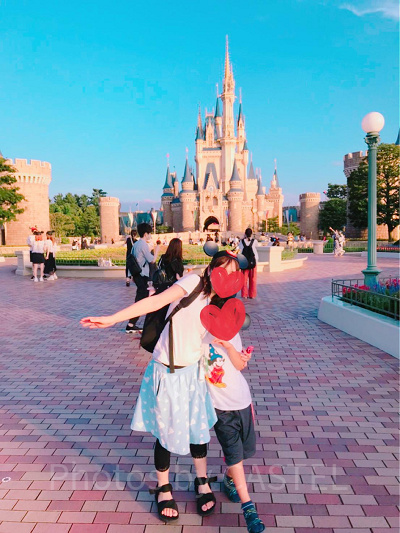 カチューシャ×Tシャツ×ディズニー風スカート×レギンス