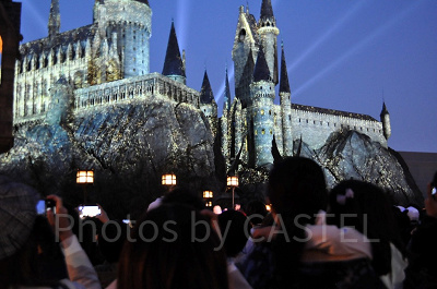 プロジェクトマッピングで浮かび上がるホグワーツ城と鑑賞するゲスト（2019年）