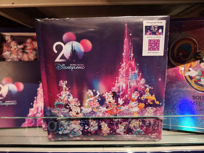 香港ディズニー20周年「ミッキー＆フレンズ・グランドセレブレーショングッズ」：ステッカー付サイン帳