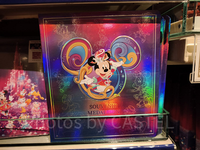 香港ディズニー20周年「ミッキー＆フレンズ・グランドセレブレーショングッズ」：スーベニアメダルコレクションブック
