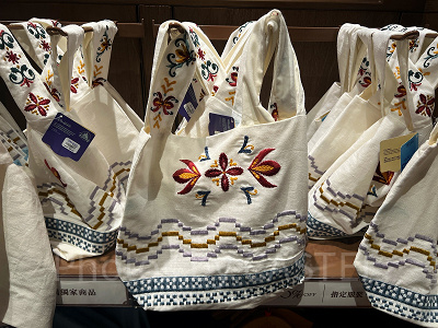 香港ディズニーアナ雪グッズ:アレンデールの刺繍ミニカバン