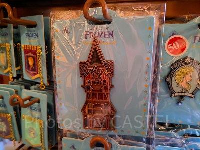 香港ディズニーアナ雪グッズ：時計塔型ピンバッジ