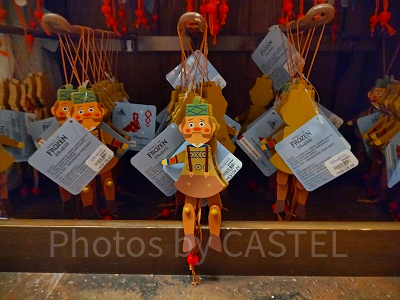 香港ディズニーアナ雪グッズ:オーケンの木製人形