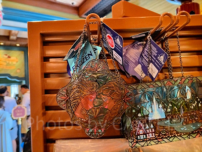 香港ディズニーアナ雪グッズ:ステンドグラス風壁飾り(アナ&エルサ)