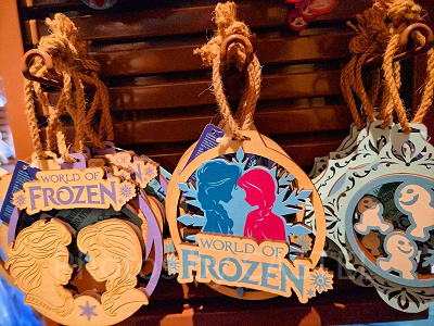 香港ディズニーアナ雪グッズ:木彫りの壁飾り(ワールドオブフローズン)