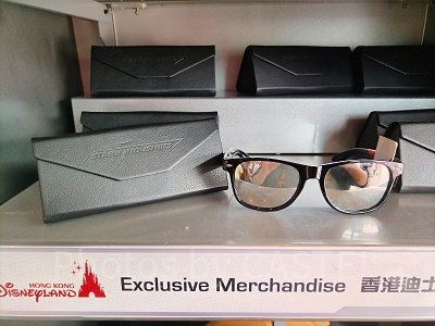 香港ディズニーマーベルグッズ：スタークインダストリーズのケース付サングラス