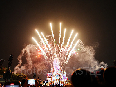 香港ディズニー夜のキャッスルショー：何分前から待つべき？