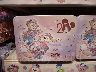 香港ディズニー20周年「ダッフィー&フレンズ・グランドセレブレーショングッズ」:奇華餅家コラボお菓子缶(シガール)